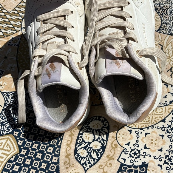 Skechers big kids 12 white sneaker with gold accents and memory foam - Picture 9 of 11